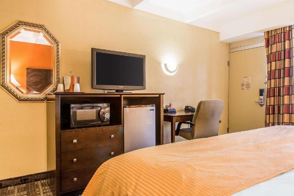 Clarion Hotel & Suites Hamden-New Haven image 18